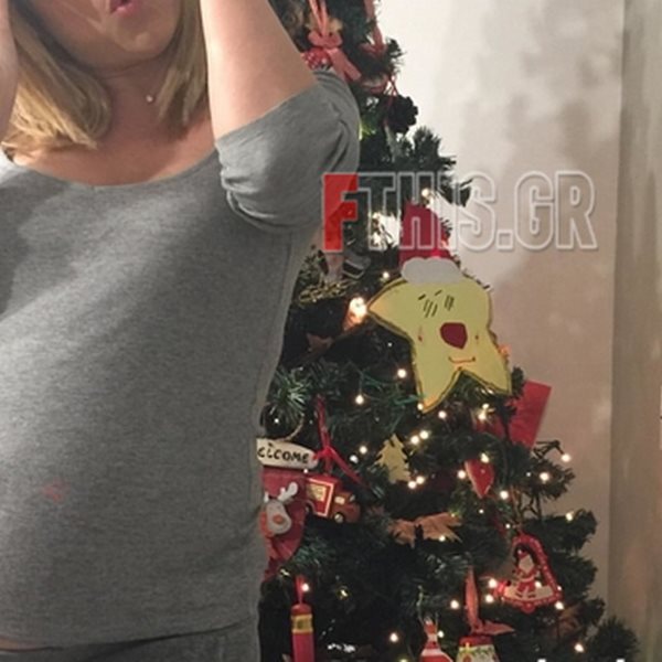 Η Ελληνίδα εγκυμονούσα ποζάρει με φουσκωμένη κοιλίτσα μπροστά από το χριστουγεννιάτικο δέντρο του σπιτιού της