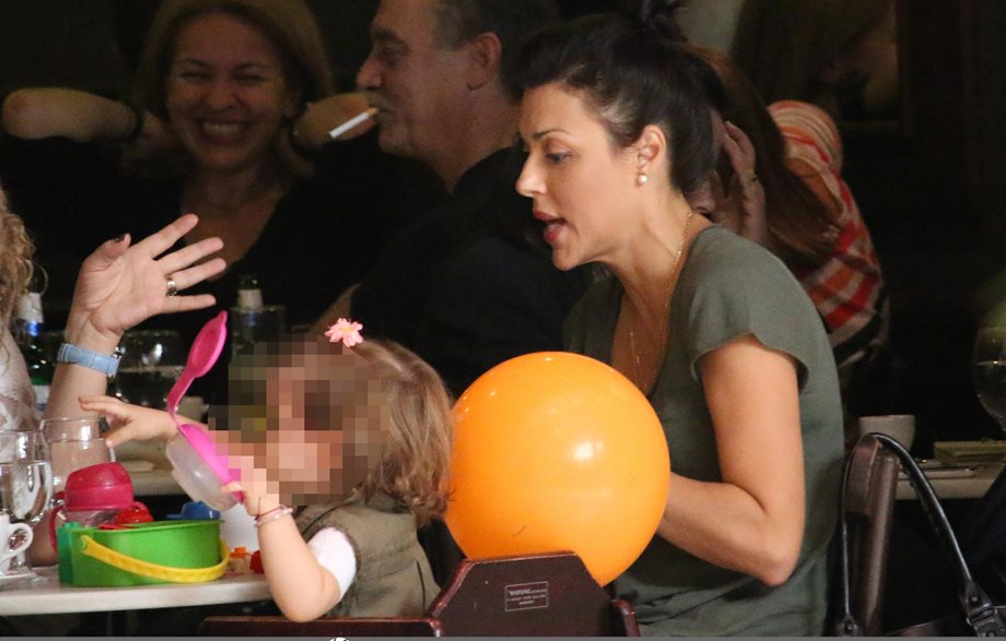 Paparazzi: Η Σίσσυ Φειδά σε γνωστό εμπορικό κέντρο με την κόρη της!