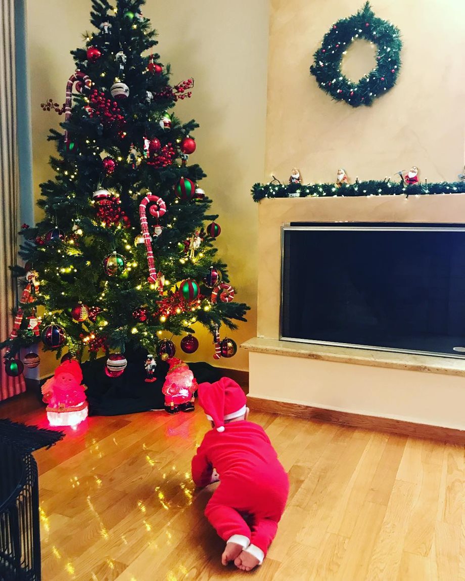 Το ζευγάρι της ελληνικής showbiz στόλισε το σπίτι του και ετοιμάζεται για τα πρώτα Χριστούγεννα με τον 8,5 μηνών γιο του