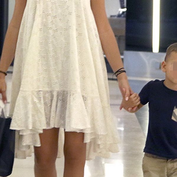 Paparazzi: Η γνωστή Ελληνίδα στη νέα της έξοδο με τον τετράχρονο γιο της