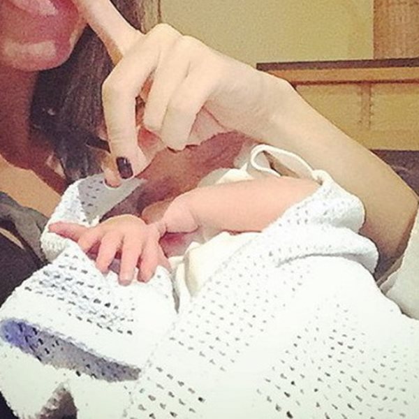 Η Ελληνίδα celebrity έβαλε για ύπνο το νεογέννητο μωράκι της! Φωτογραφία