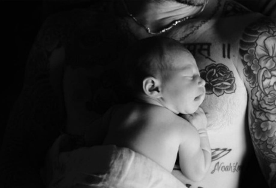 Το πασίγνωστο ζευγάρι της showbiz δημοσίευσε την πρώτη φωτογραφία του νεογέννητου