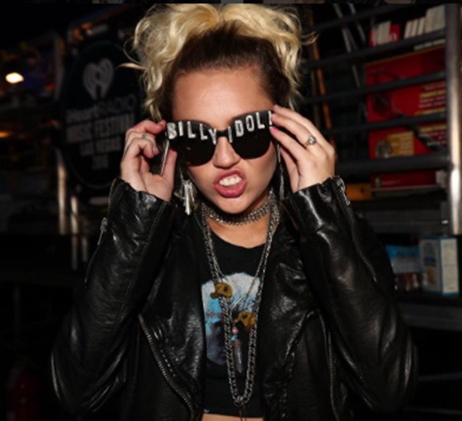 Miley Cyrus: Μας συστήνει την γοητευτική μαμά της