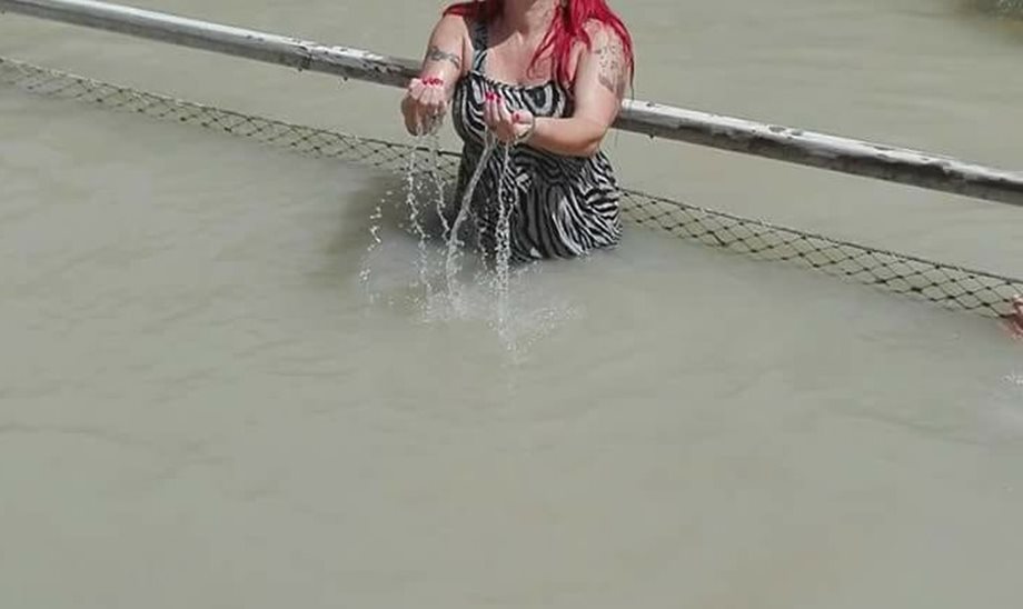 Ελληνίδα τραγουδίστρια πήγε στην Παλαιστίνη και... βαπτίστηκε στον Ιορδάνη ποταμό!