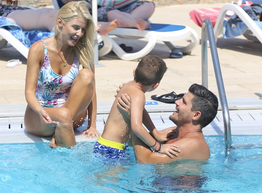 Paparazzi! Μαρία Φραγκάκη - Νίκος Μάρκογλου: Παιχνίδια με τον γιο τους στην πισίνα!