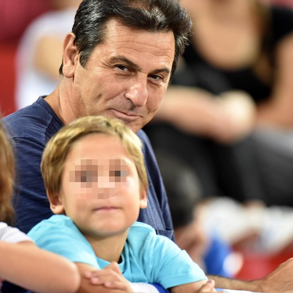 Paparazzi: Σπάνια δημόσια εμφάνιση του Κώστα Αποστολίδη με τα παιδιά του
