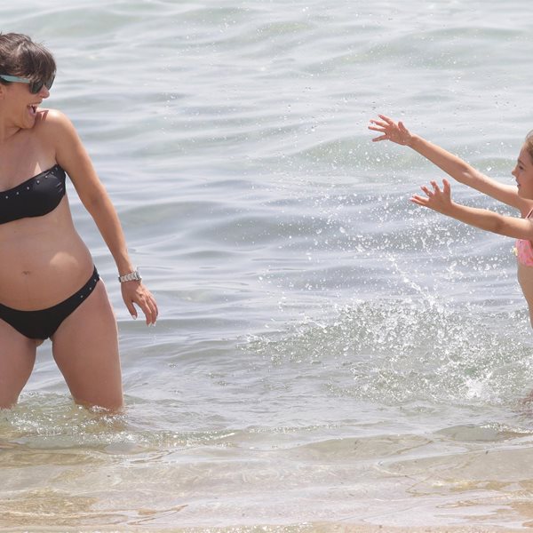 Paparazzi! Αγγελική Δαλιάνη: Παιχνίδια στην παραλία με την κόρη της πριν γίνει ξανά μαμά!