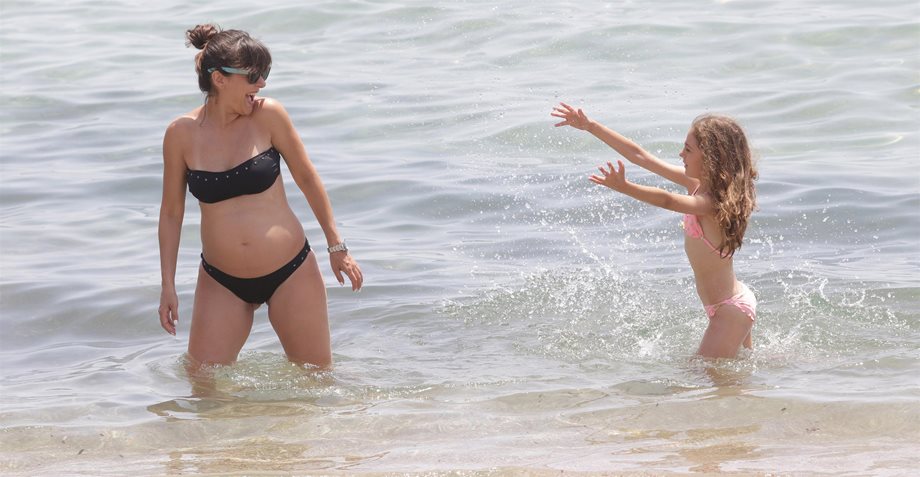 Paparazzi! Αγγελική Δαλιάνη: Παιχνίδια στην παραλία με την κόρη της πριν γίνει ξανά μαμά!