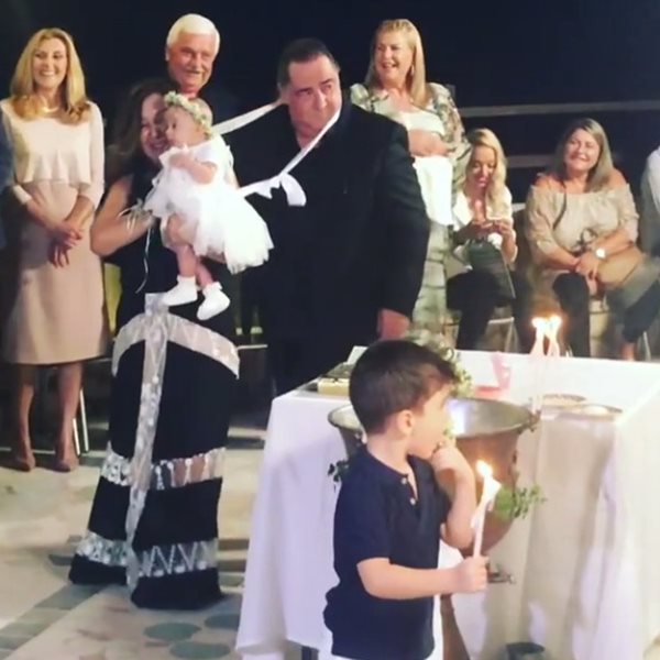 Ο Βασίλης Καρράς βάφτισε την κόρη του Νίκου Ζωιδάκη! Δείτε VIDEO και φωτογραφίες 