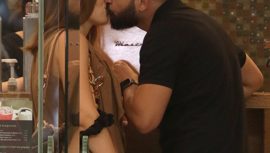 Paparazzi! Τρυφερά φιλιά μπροστά στον φακό για το ζευγάρι της ελληνικής showbiz!