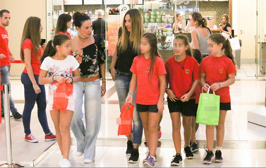 Paparazzi: Βόλτες στα μαγαζιά για την Ελένη Πετρουλάκη και τις κόρες της!