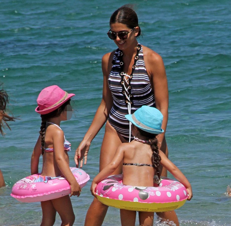 Σταματίνα Τσιμτσιλή: Τελευταίες βουτιές με τις κορούλες της στην παραλία!
