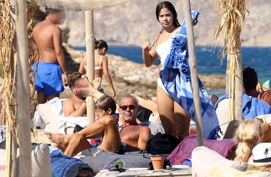 Paparazzi: Τελευταίες βουτιές στην παραλία για τον Πέτρο Κωστόπουλο και τα παιδιά του