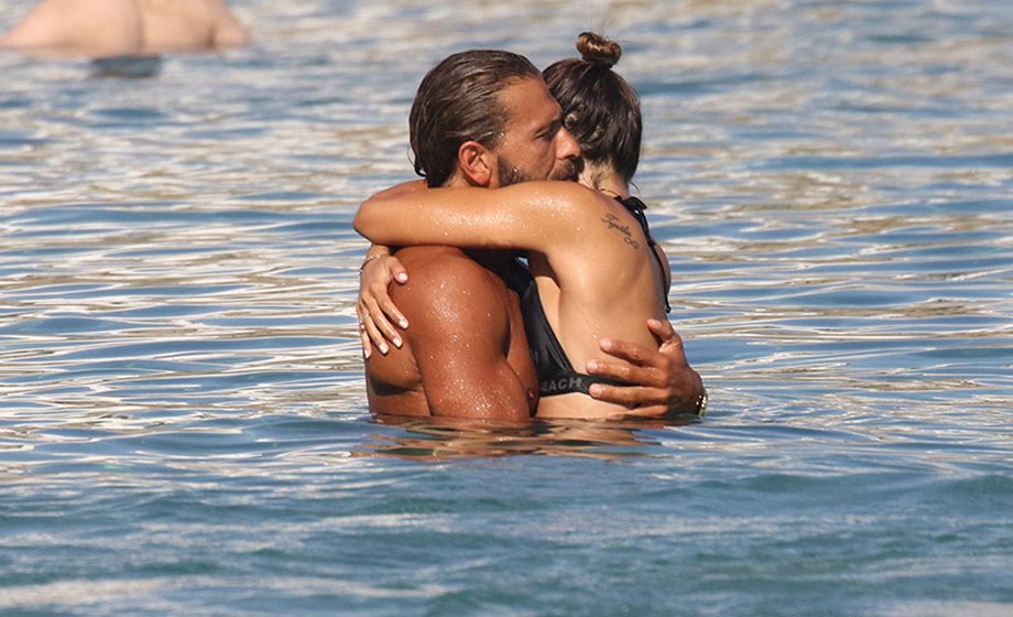 Paparazzi: Τρυφερές στιγμές στη μέση της παραλίας για το παντρεμένο ζευγάρι της ελληνικής showbiz