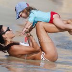 Paparazzi! Σίσσυ Φειδά: Παιχνίδια με την κόρη της, Διώνη, σε παραλία της Μυκόνου!
