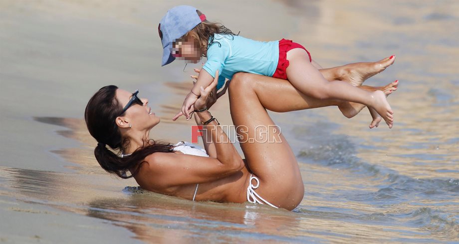 Paparazzi! Σίσσυ Φειδά: Παιχνίδια με την κόρη της, Διώνη, σε παραλία της Μυκόνου!