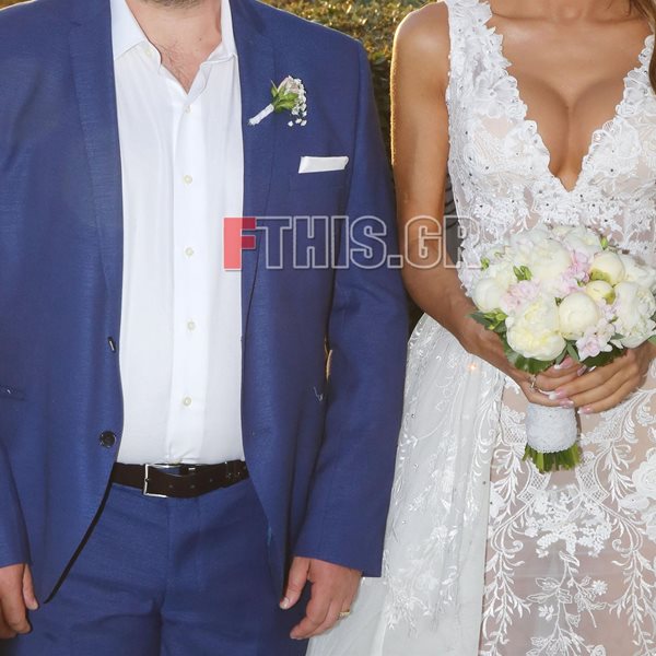 Ελληνίδα τραγουδίστρια παντρεύτηκε τον αγαπημένο της σε μια ρομαντική τελετή δίπλα στο κύμα!