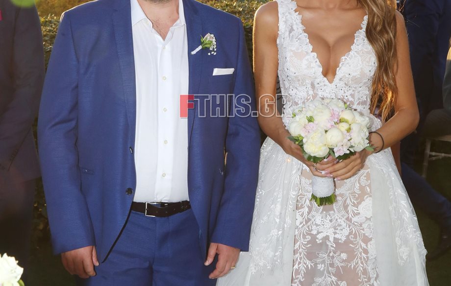 Ελληνίδα τραγουδίστρια παντρεύτηκε τον αγαπημένο της σε μια ρομαντική τελετή δίπλα στο κύμα!