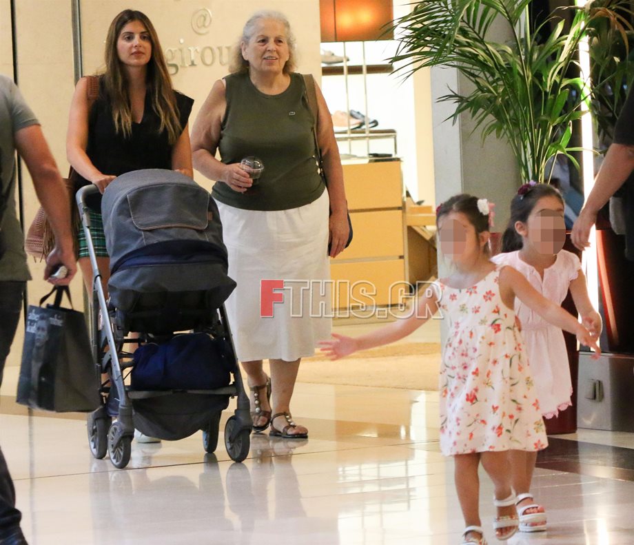 Paparazzi! Σταματίνα Τσιμτσιλή: Βόλτα με τα τρία παιδιά και τη μητέρα της!