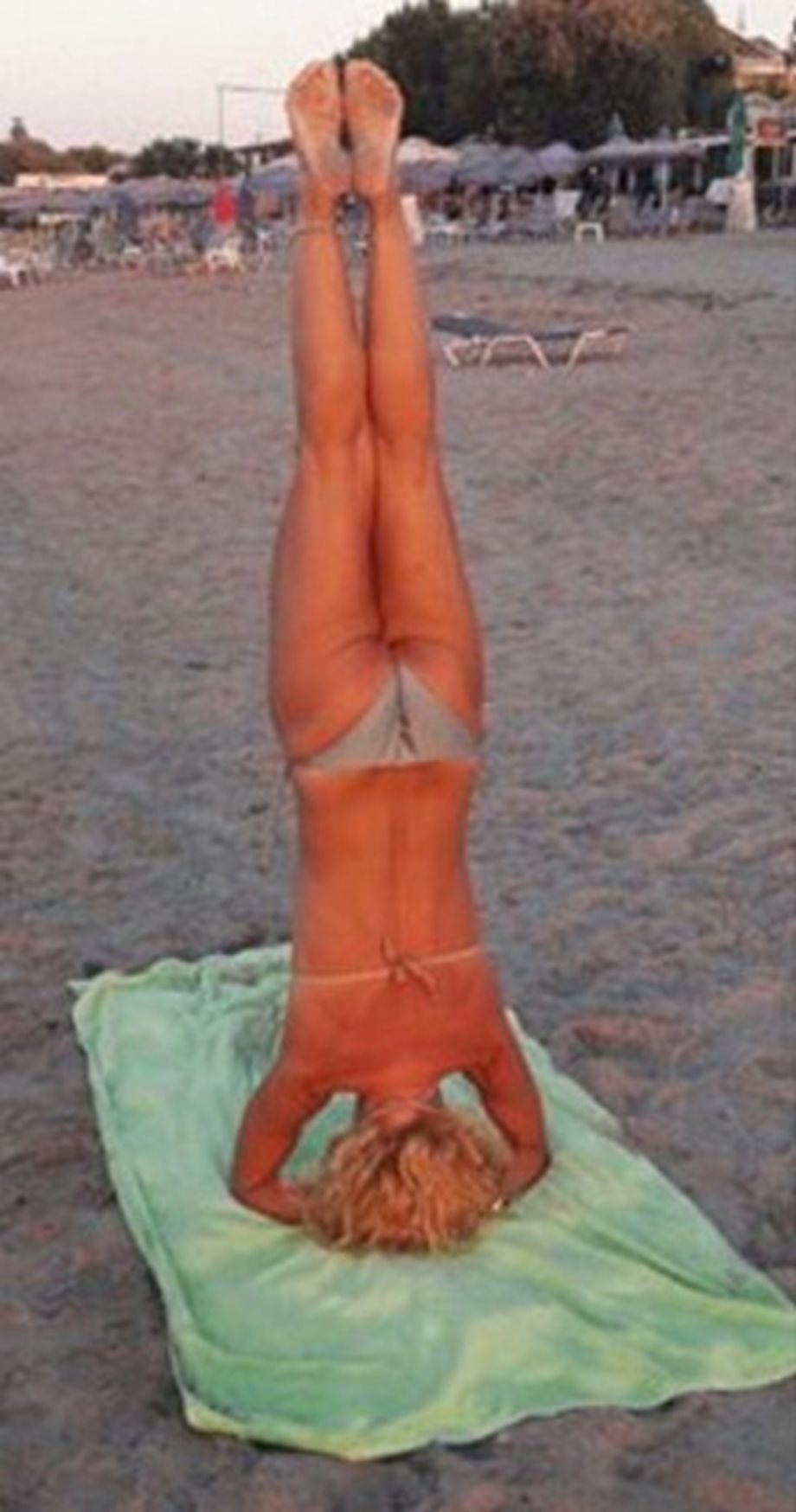 H πασίγνωστη Ελληνίδα ηθοποιός κάνει γιόγκα στην παραλία!