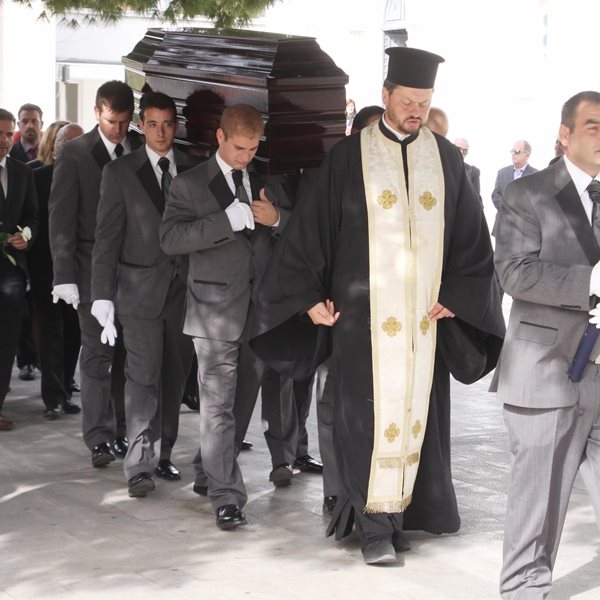 Συντετριμμένος ο Γιώργος Κατσαρός στην κηδεία της συζύγου του: Οι εικόνες από το "τελευταίο αντίο"