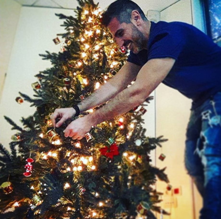 O Έλληνας παρουσιαστής στόλισε το χριστουγεννιάτικο δέντρο!
