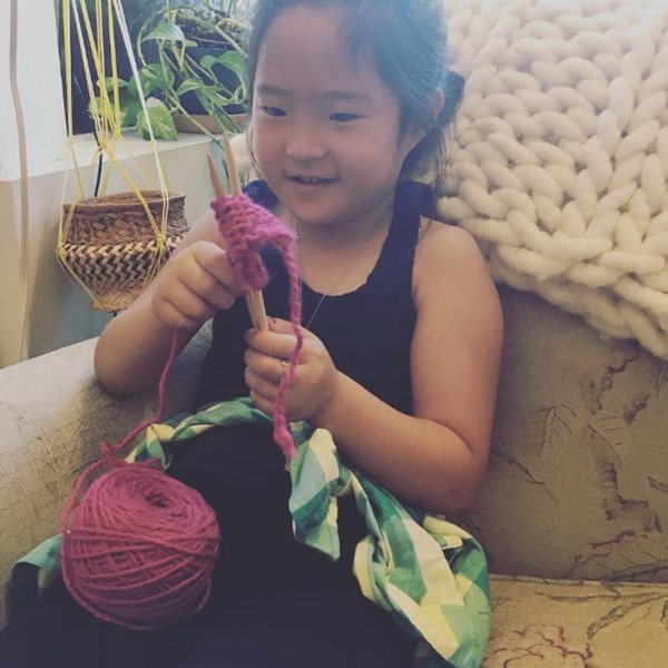 Η πασίγνωστη εγκυμονούσα ηθοποιός μαθαίνει στην κορούλα της να πλέκει!