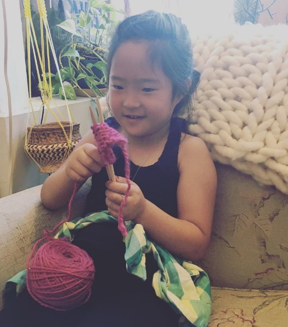 Η πασίγνωστη εγκυμονούσα ηθοποιός μαθαίνει στην κορούλα της να πλέκει!
