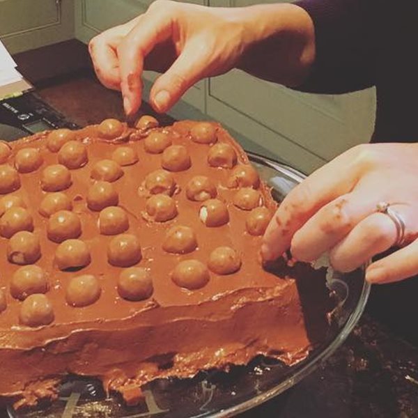 Η διάσημη εγκυμονούσα είχε λιγούρες και έφτιαξε … τούρτα!