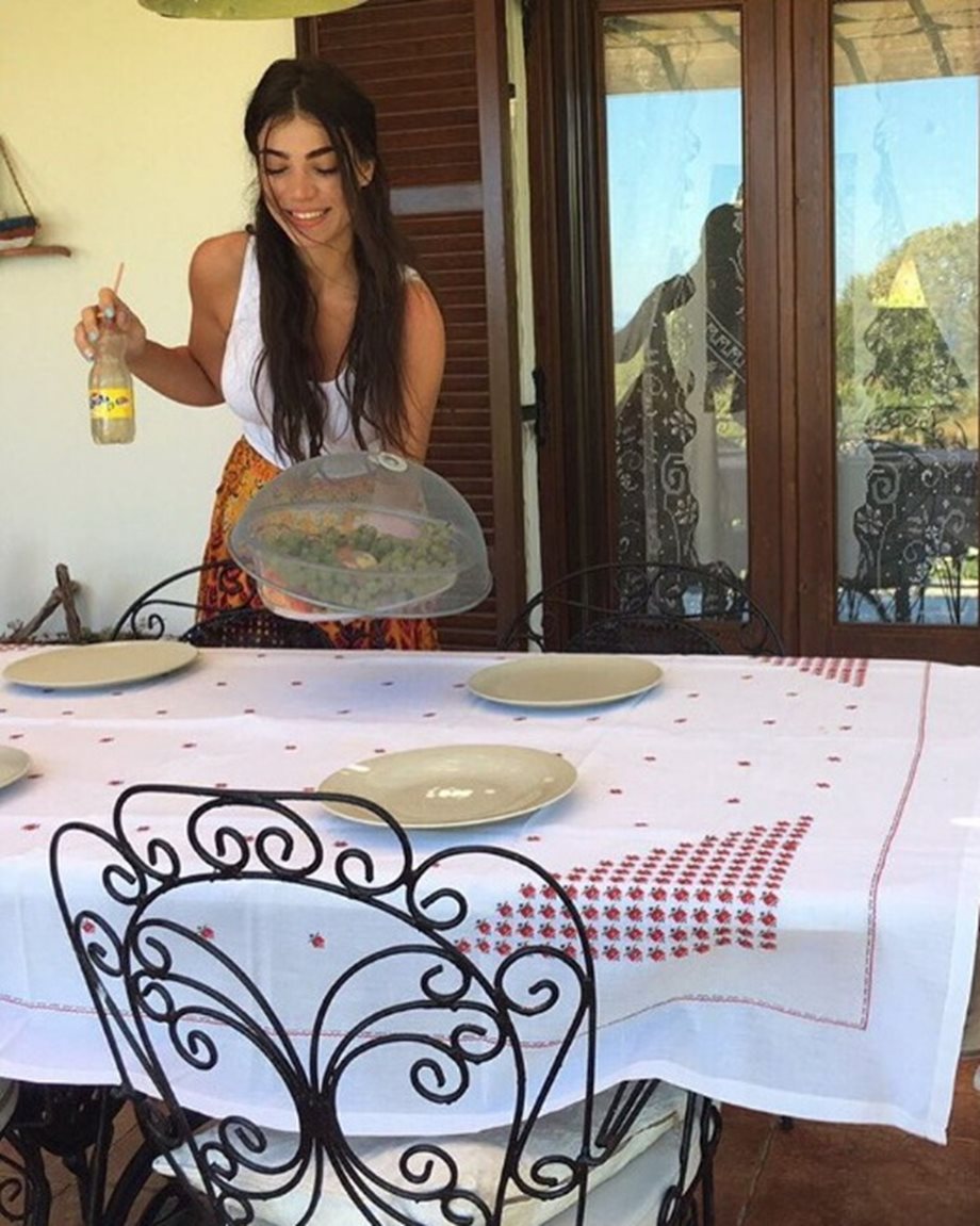 Η Ελληνίδα τραγουδίστρια στρώνει μεσημεριανό τραπέζι!