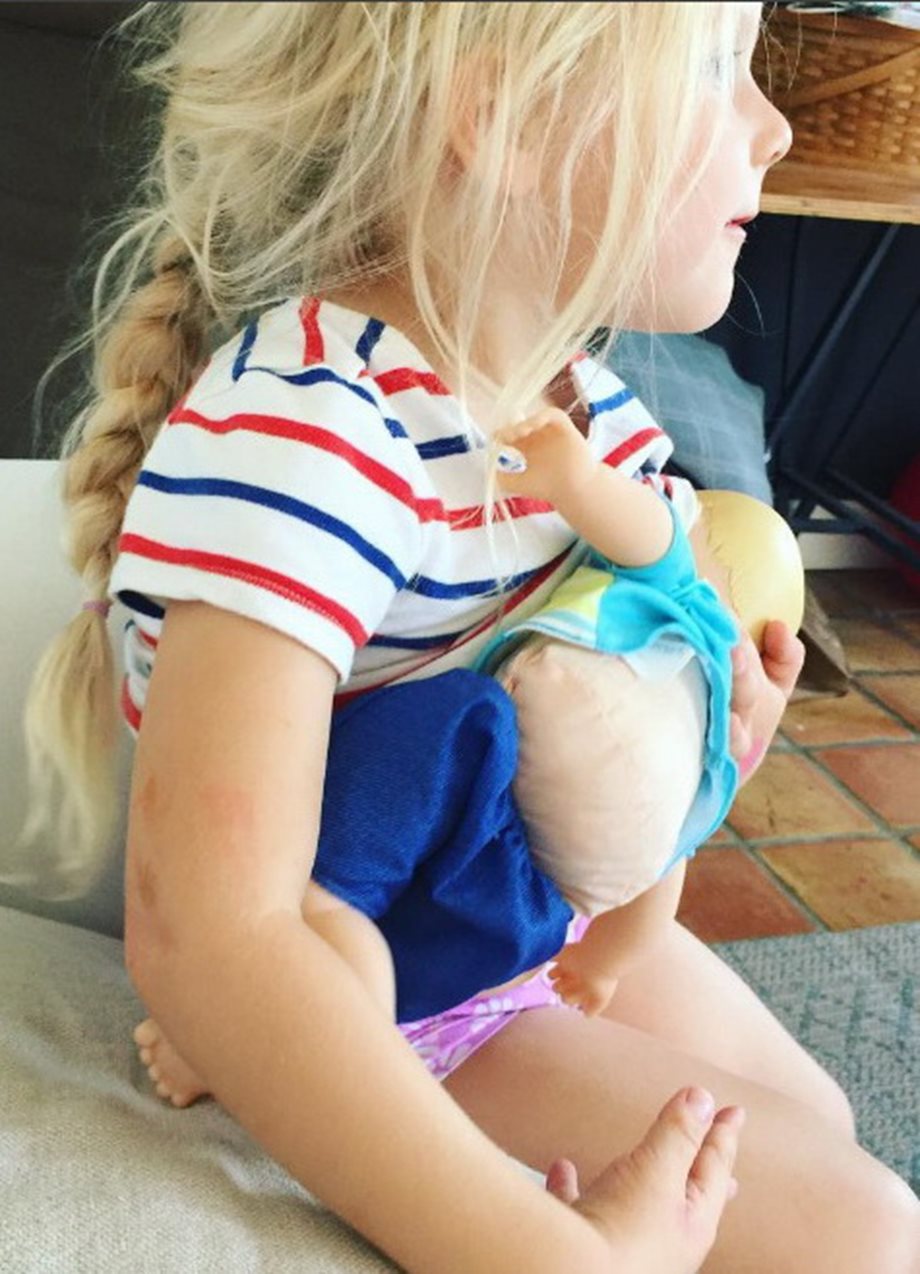 Θηλάζει την κούκλα της όπως η celebrity μαμά της το νεογέννητο αδελφάκι της!