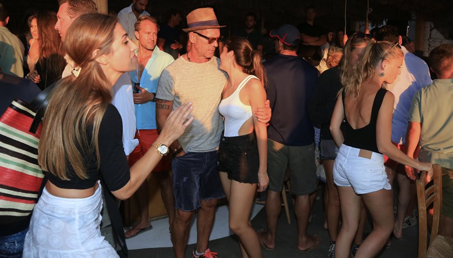 Κωστόπουλος: Σε beach party με την κόρη του!