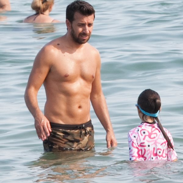 Πετρέλης: Με τις κορούλες του στην παραλία!