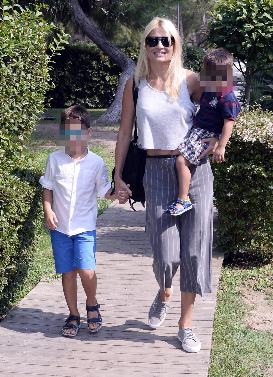 Φαίη Σκορδά: Σε επαγγελματική συνάντηση με τους γιους της!