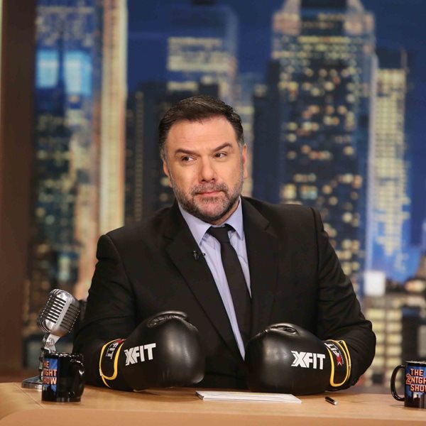 Γρηγόρης Αρναούτογλου: Φόρεσε τα γάντια του μποξ και περιμένει τους καλεσμένους στο The 2Night Show