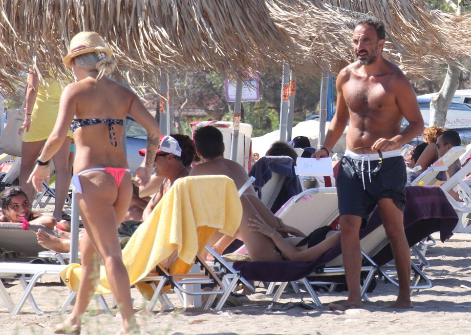 Ο Νίκος Αλιάγας στην παραλία μόνο με την πετσέτα του!