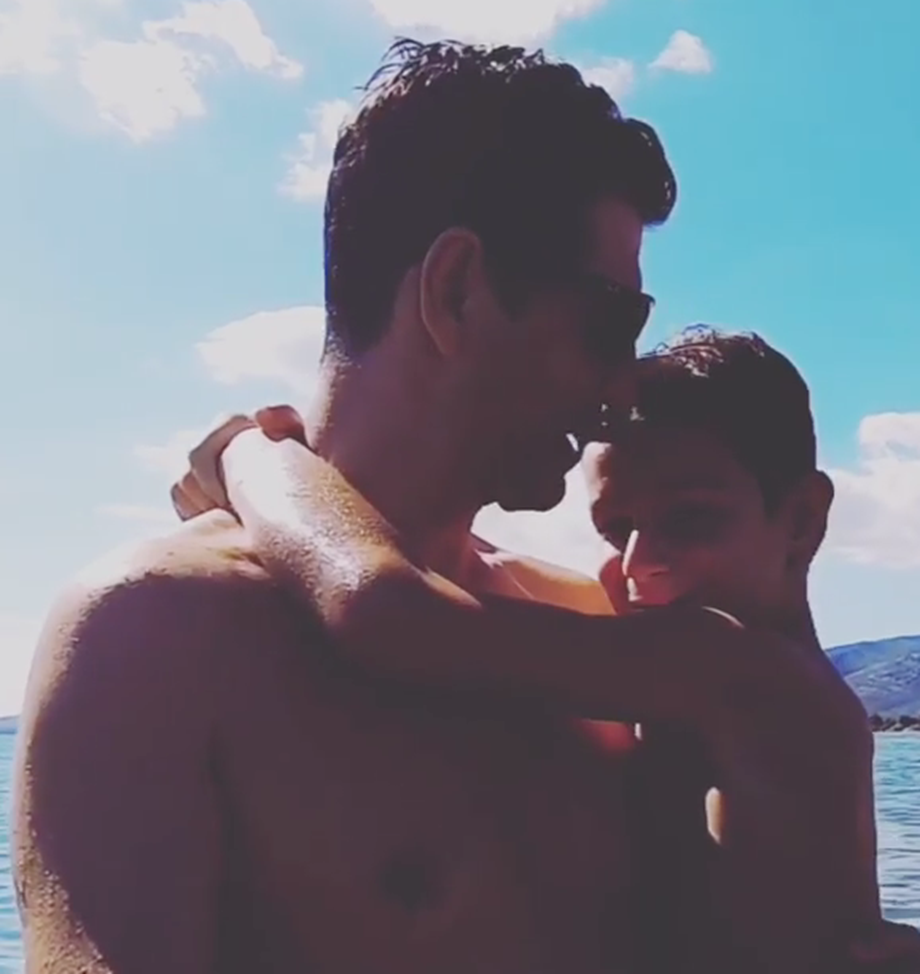 Σάκης Ρουβάς: Το τρυφερό video με τον γιο του Αλέξανδρο στη θάλασσα