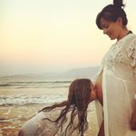 Η Αγγελική Δαλιάνη φωτογραφίζει την κόρη της αγκαλιά με τον οκτώ μηνών γιο της