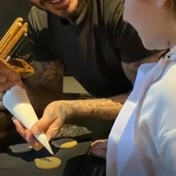 Πασίγνωστος γοητευτικός μπαμπάς φτιάχνει μπισκότα με την κόρη του! (Video)