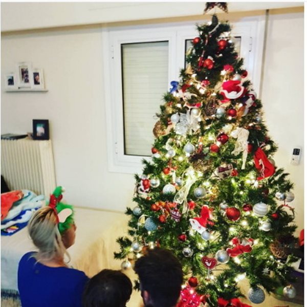 Ο Έλληνας παρουσιαστής στόλισε το χριστουγεννιάτικο δέντρο με τον γιο του: Η φωτογραφία και το μήνυμα