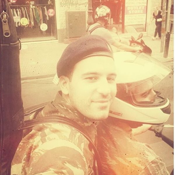 Ο Έλληνας τραγουδιστής απολύεται από το στρατό και το γιορτάζει! 