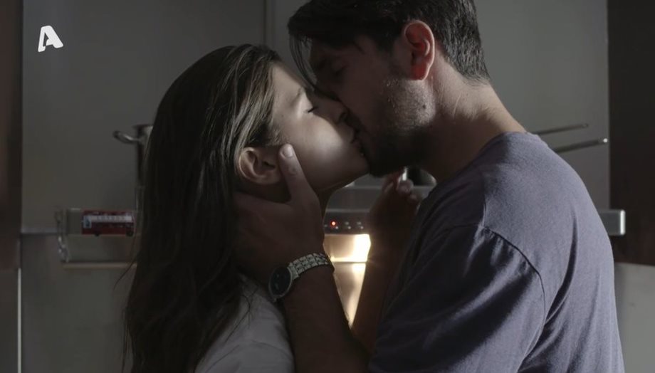  Σασμός: Θοδώρα και Λευτέρης αντάλλαξαν το πρώτο τους φιλί και το Twitter δεν το άφησε ασχολίαστο 
