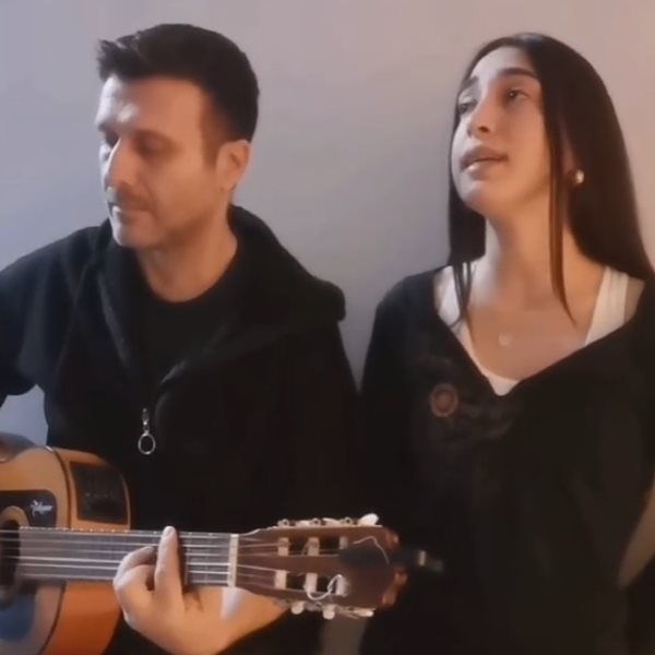 Γιάννης Πλούταρχος: Δείτε τον να τραγουδάει με την μεγαλύτερη κόρη του, Κατερίνα (Βίντεο)