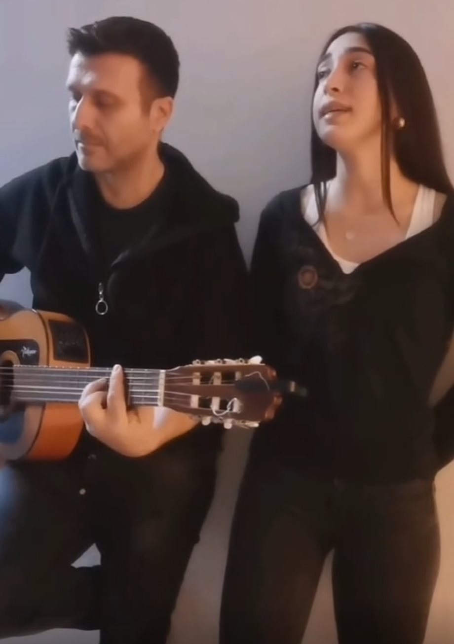 Γιάννης Πλούταρχος: Δείτε τον να τραγουδάει με την μεγαλύτερη κόρη του, Κατερίνα (Βίντεο)