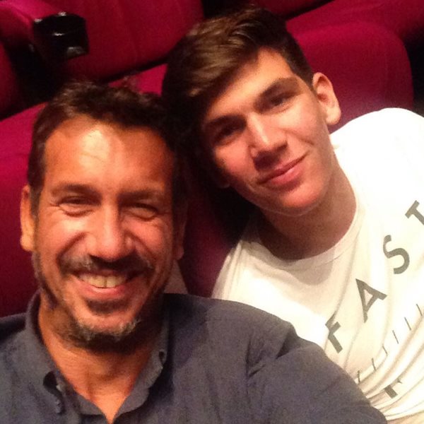 Ο Νάσος Γαλακτερός ποζάρει με τον 19χρονο στρατιώτη γιο του στην Κύπρο