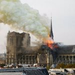 Φωτιά στον Καθεδρικό Ναό της Παναγίας των Παρισίων: Κατέρρευσε η κορυφή από το κωδωνοστάσιο 