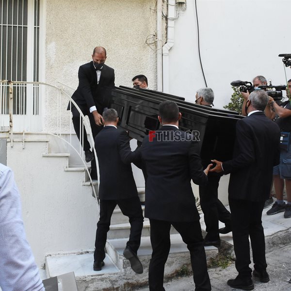 Μίκης Θεοδωράκης: Συγκινητικές σκηνές έξω από το σπίτι του μετά το θάνατό του 