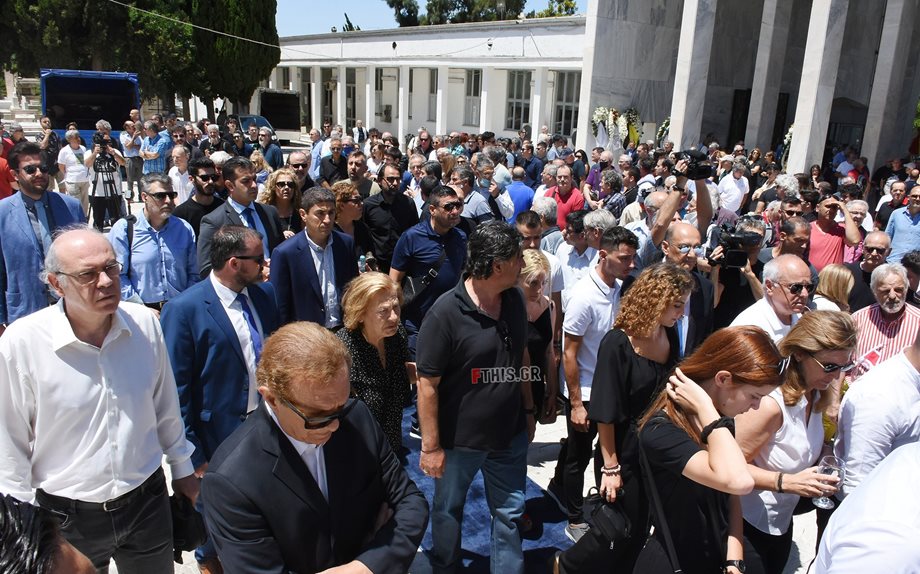 Νίκος Αλέφαντος: Συγκίνηση στην κηδεία του στο Α’ Νεκροταφείο (photo)