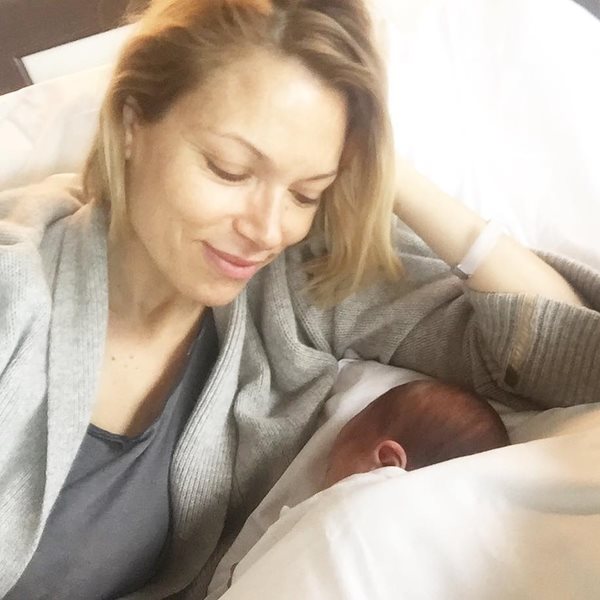 Βίκυ Καγιά: Η θέα που απολαμβάνει στο σπίτι αγκαλιά με τον νεογέννητο γιο της!