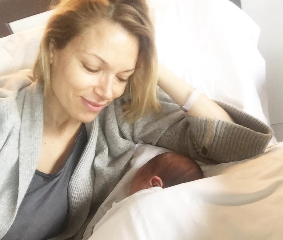 Βίκυ Καγιά: Η θέα που απολαμβάνει στο σπίτι αγκαλιά με τον νεογέννητο γιο της!